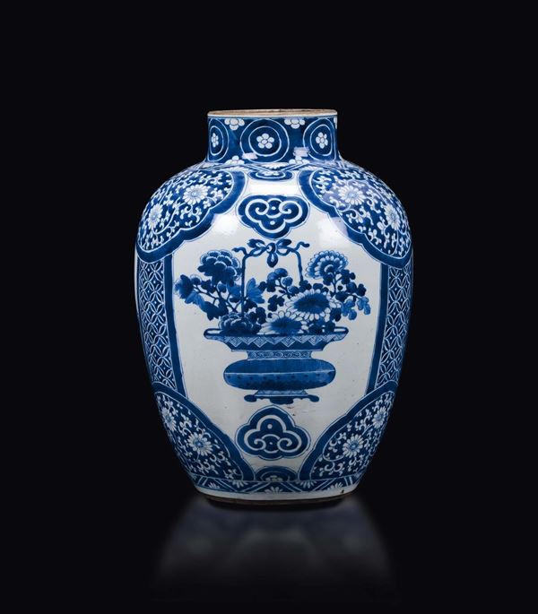 Potiche senza coperchio in porcellana bianca e blu a decoro paesaggistico e naturalistico entro riserve, Cina, Dinastia Qing, epoca Kangxi (1662-1722)
