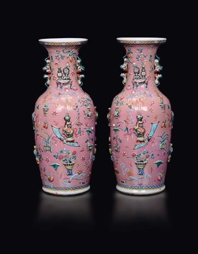 Coppia di Vasi in Porcellana a Fondo Rosa con Decoro Naturalistico a Rilievo, Cina, Dinastia Qing...