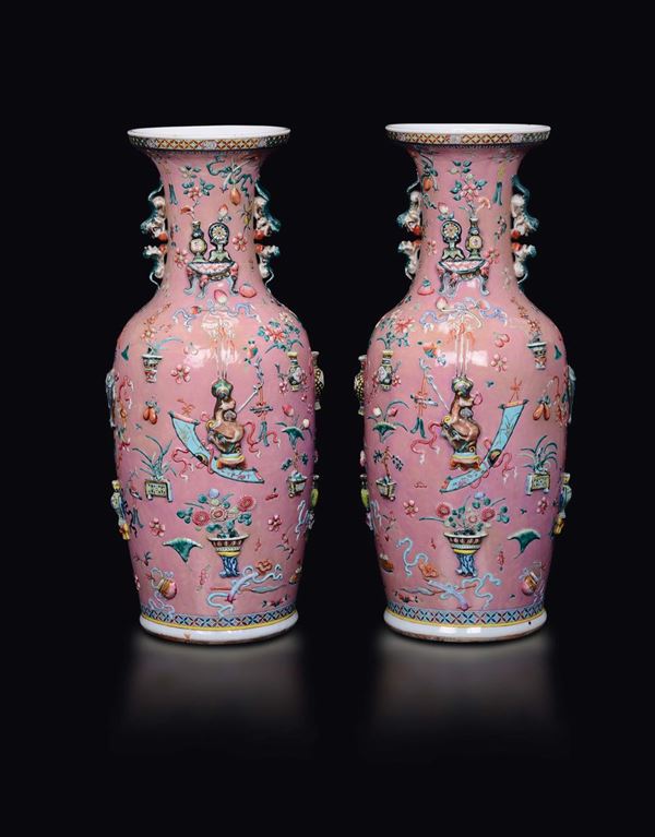 Coppia di vasi in porcellana a fondo rosa con decoro naturalistico a rilievo, Cina, Dinastia Qing, XIX secolo