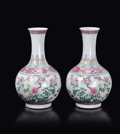 Coppia di Vasi in Porcellana a Smalti Policromi con Decoro di Rami di Pesco con Frutti e Fiori, C...