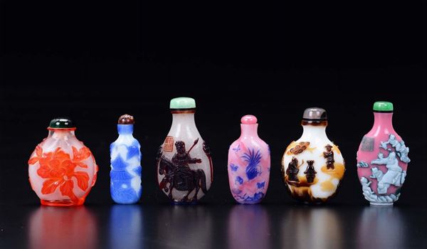 Lotto di sei snuff bottles in vetro con decori a rilievo, Cina, XX secolo