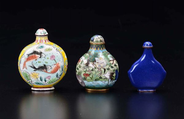 Lotto di tre snuff bottles smaltate, Cina, XX secolo