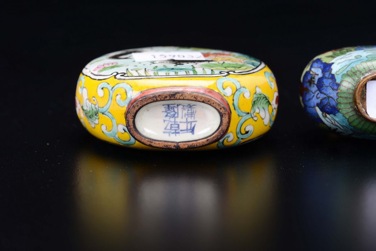 Lotto di Tre Snuff Bottles Smaltate, Cina, XX Secolo