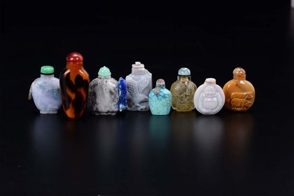 Lotto di otto snuff bottles in materiali diversi, Cina, XIX/XX secolo