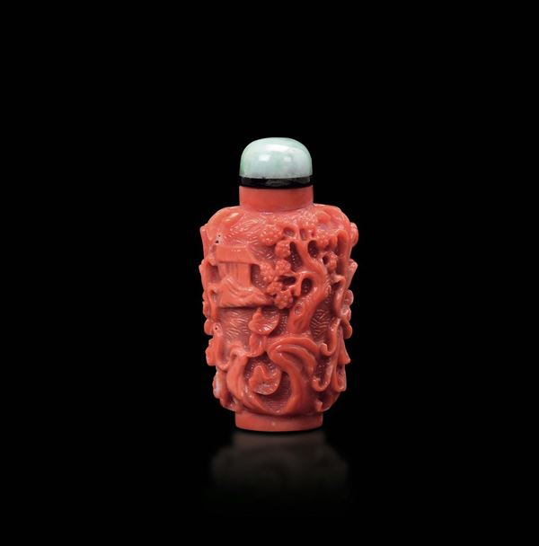Piccola snuff bottle in corallo con tappo in giadeite, Cina, inizio XX secolo