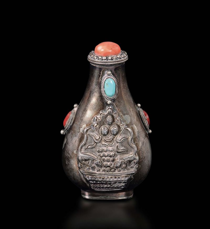 Snuff bottle in argento con innesti in corallo e turchese, Tibet, XIX secolo  - Asta Fine Chinese Works of Art - Cambi Casa d'Aste