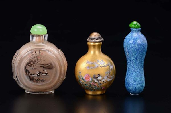 Lotto di tre snuff bottles diverse, una in porcellana a fondo oro, una in vetro dipinta all'interno ed una in pietra dura, Cina, XX secolo