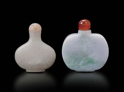 Due Snuff Bottles, una in Giada Bianca con Drago ed una in Giadeite, Cina, XX Secolo