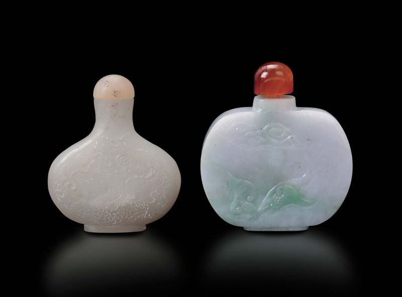 Due snuff bottles, una in giada bianca con drago ed una in giadeite, Cina, XX secolo  - Asta Fine Chinese Works of Art - Cambi Casa d'Aste