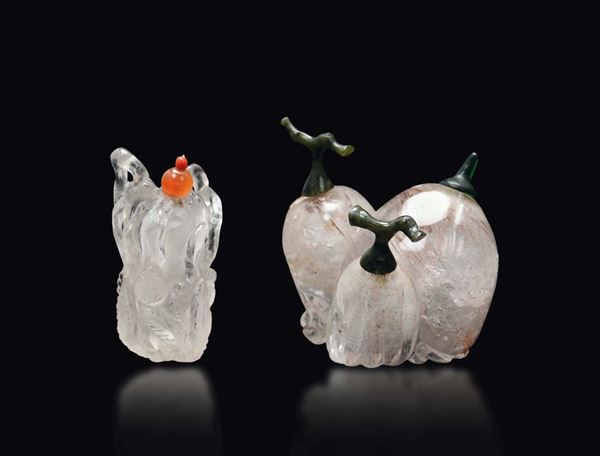 Due snuff bottles a guisa di frutto, una in quarzo rutilato ed una in cristallo di rocca, Cina, XX secolo