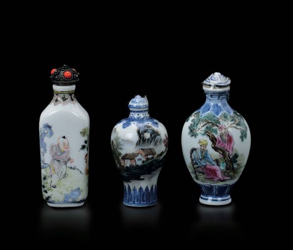 Tre snuff bottles diverse in porcellana a smalti policromi con personaggi ed iscrizioni, Cina, Dinastia Qing, XIX secolo