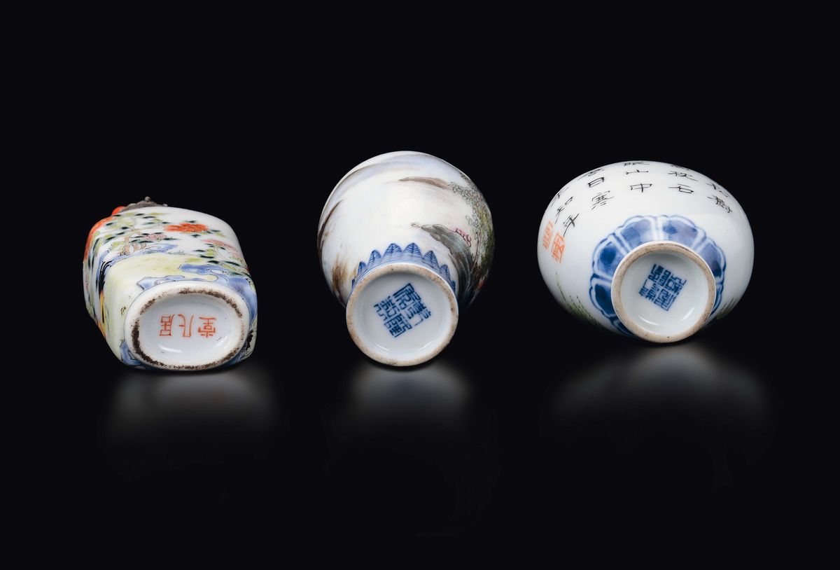 Tre Snuff Bottles Diverse in Porcellana a Smalti Policromi con Personaggi ed Iscrizioni, Cina, Di...