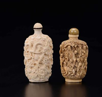 Due Snuff Bottles in Avorio con Decoro a Rilievo, Cina, Inizio XX Secolo