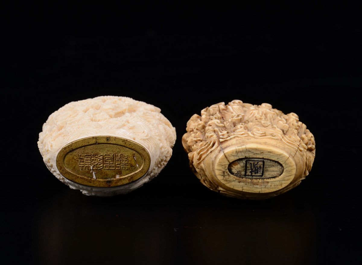 Due Snuff Bottles in Avorio con Decoro a Rilievo, Cina, Inizio XX Secolo