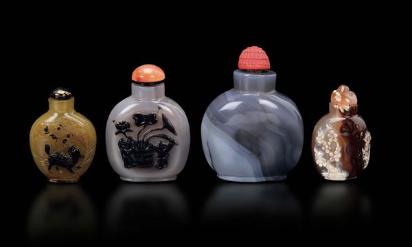 Lotto di quattro snuff bottles diverse in agata, tre con decoro a rilievo, Cina, XX secolo