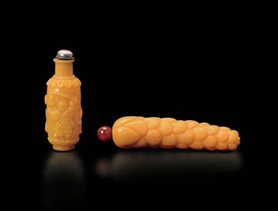 Due Snuff Bottles in Vetro Giallo di Pechino, una con Bambini a Rilievo ed una a Guisa di Pigna, ...