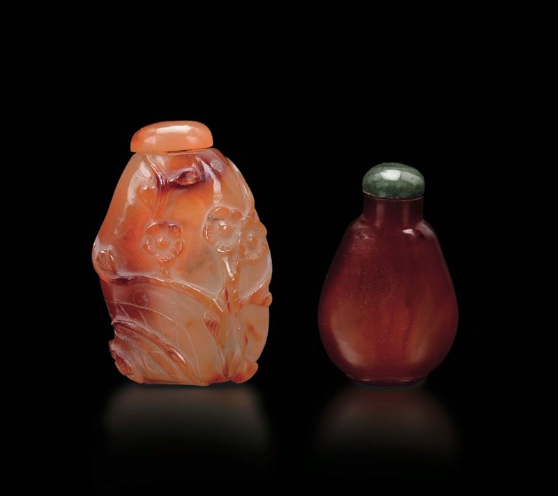 Lotto di due snuff bottles in corniola, una con decoro di fiori, Cina, XX secolo  - Asta Fine Chinese Works of Art - Cambi Casa d'Aste
