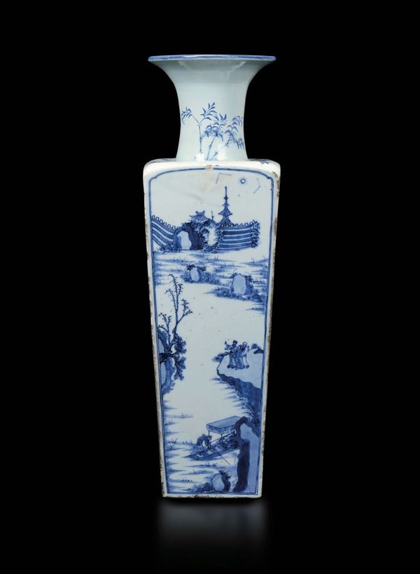Vaso a base quadrata in porcellana bianca e blu con raffigurazioni ispirate al poema Red Cliff riportato su due lati del vaso, Cina, Dinastia Qing, epoca Kangxi (1662-1722)
