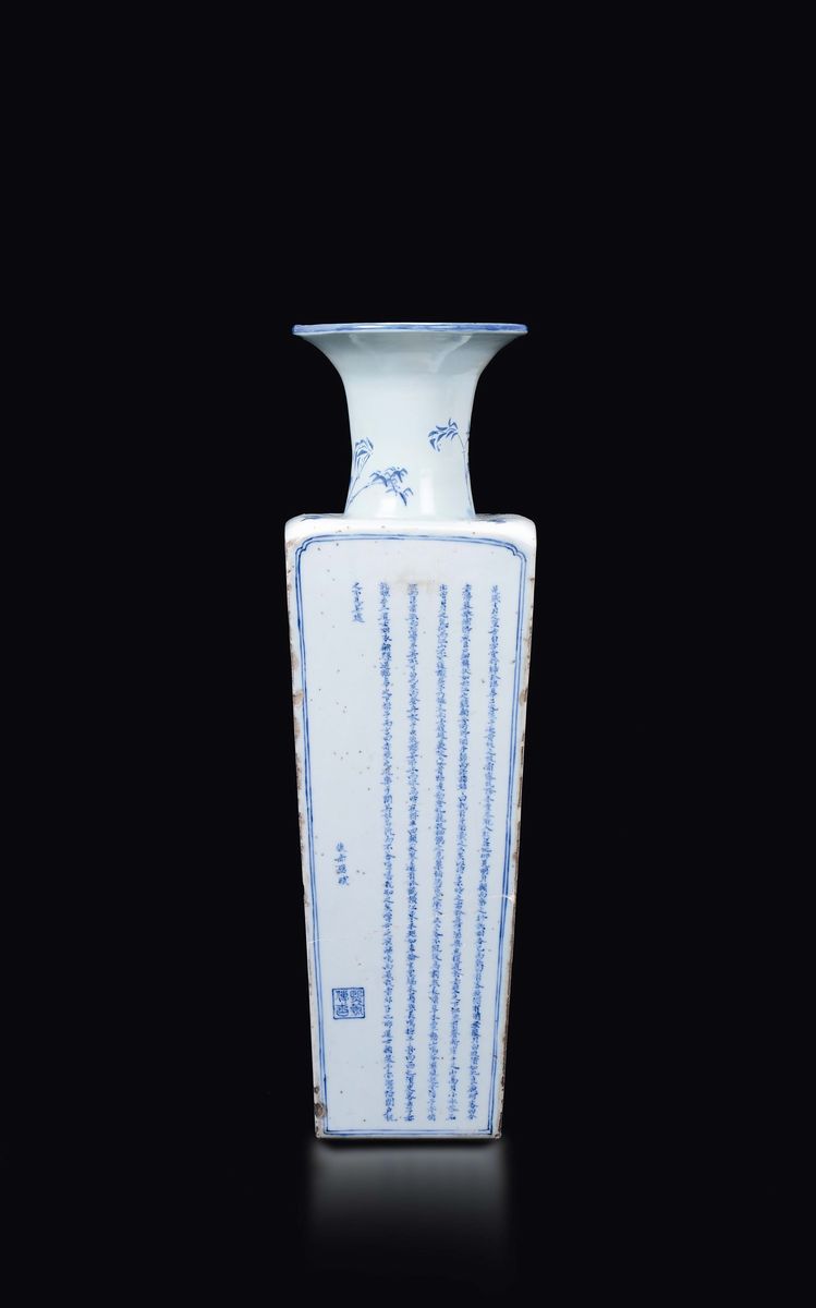 Vaso a Base Quadrata in Porcellana Bianca e Blu con Raffigurazioni Ispirate al Poema Red Cliff Ri...