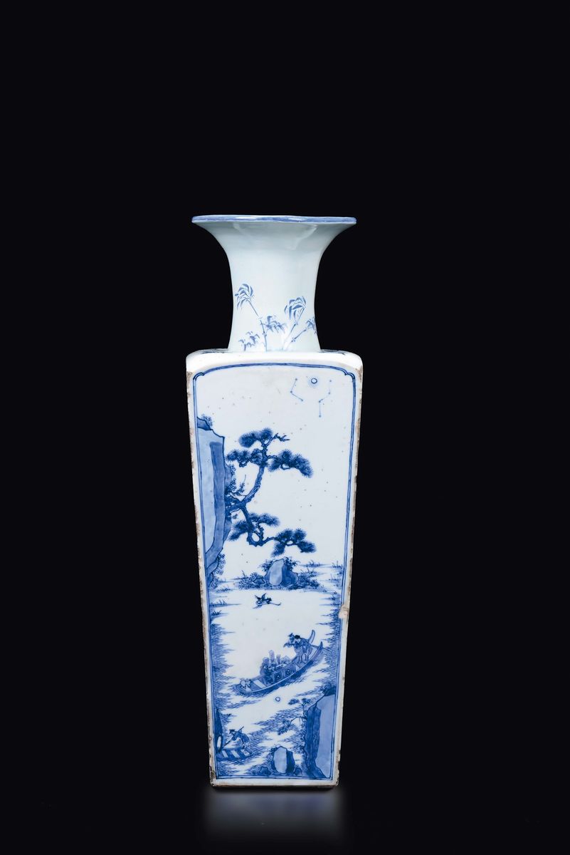 Vaso a Base Quadrata in Porcellana Bianca e Blu con Raffigurazioni Ispirate al Poema Red Cliff Ri...