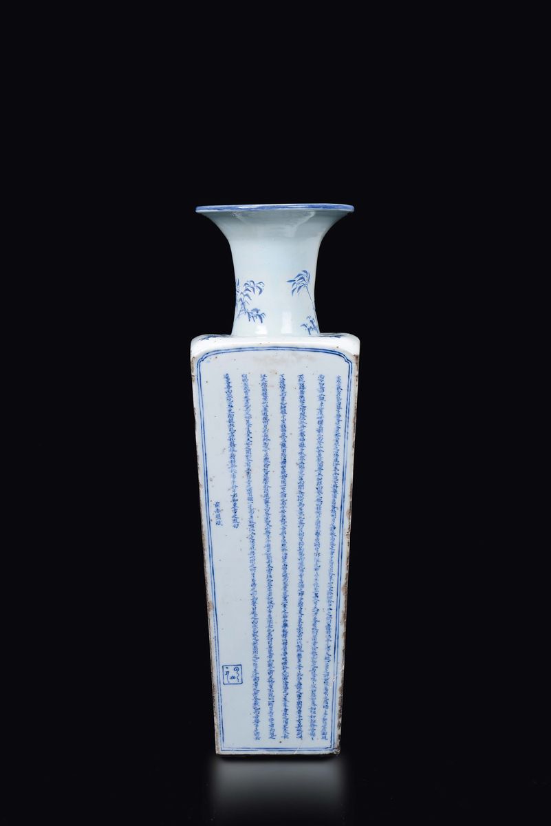 Vaso a Base Quadrata in Porcellana Bianca e Blu con Raffigurazioni Ispirate al Poema Red Cliff Ri...