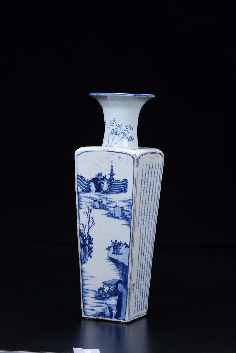 Vaso a Base Quadrata in Porcellana Bianca e Blu con Raffigurazioni Ispirate al Poema Red Cliff Ri...
