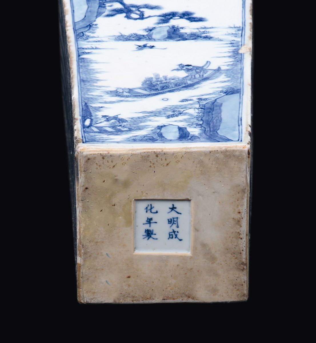 Vaso a Base Quadrata in Porcellana Bianca e Blu con Raffigurazioni Ispirate al Poema Red Cliff Ri...