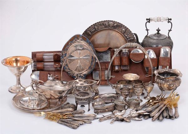 Lotto di numerosi oggetti in argento e metallo argentato