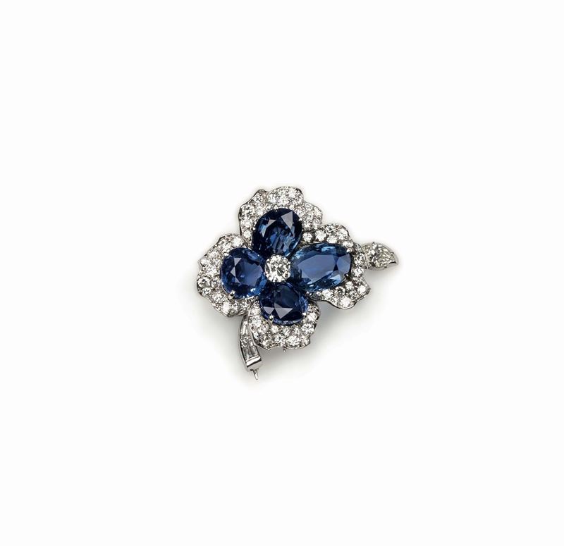 Sri Lankan sapphire and diamond brooch set in platinum and white gold. French hallmarks and numbered  - Auction Fine Jewels - Cambi Casa d'Aste