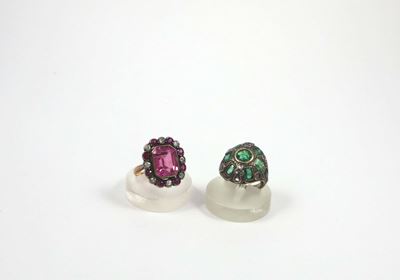 Lotto Composto da Anello con Corindone Sintetico ed Anello con Smeraldi e Rosette di Diamante