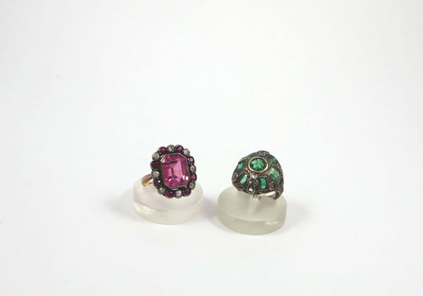Lotto composto da anello con corindone sintetico ed anello con smeraldi e rosette di diamante