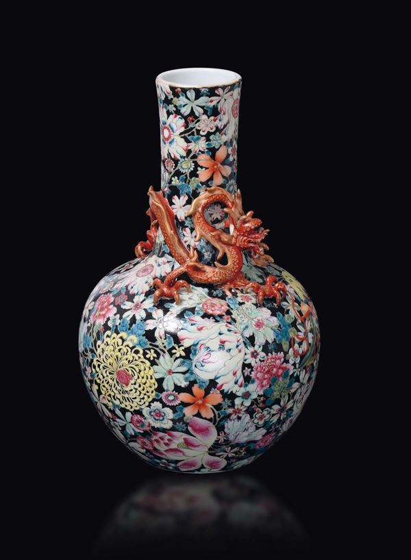 Vaso in porcellana a fondo nero con fiori e drago a rilievo, Cina, XX secolo