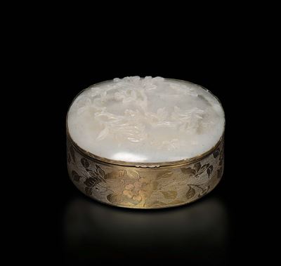 Scatola in Argento Dorato con Placca in Giada Bianca con Decoro di Rami Fioriti e Farfalle, Cina,...