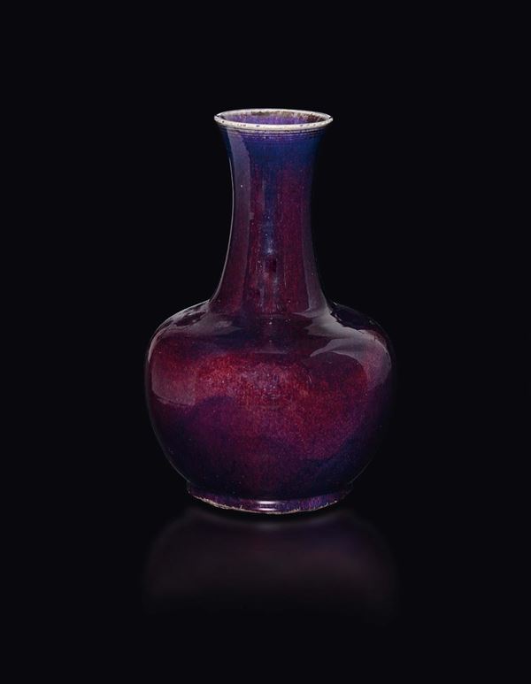 Vaso a bottiglia in porcellana flambé sui toni del viola, Cina, Dinastia Qing, XIX secolo