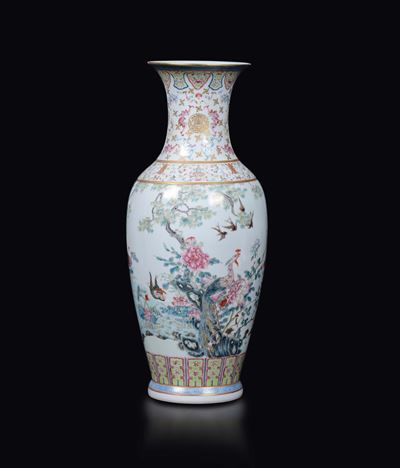 Vaso in Porcellana a Smalti Policromi con Decoro di Fiori, Fenice ed Uccellini, Cina, Dinastia Qi...