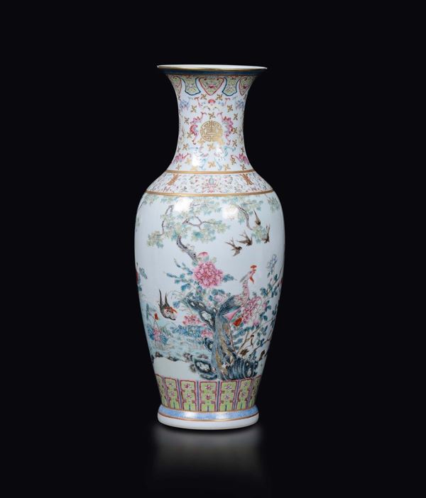 Vaso in porcellana a smalti policromi con decoro di fiori, fenice ed uccellini, Cina, Dinastia Qing, XIX secolo