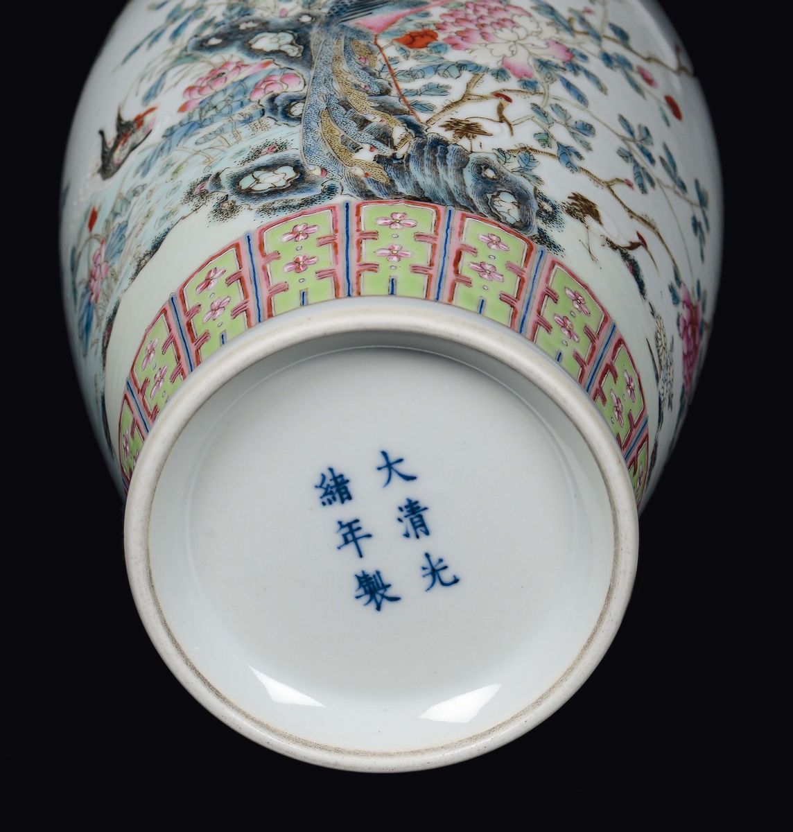 Vaso in Porcellana a Smalti Policromi con Decoro di Fiori, Fenice ed Uccellini, Cina, Dinastia Qi...