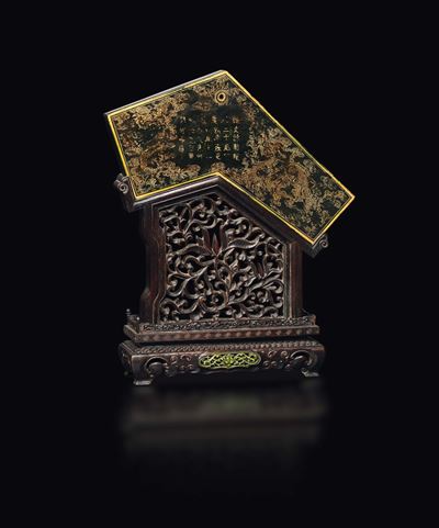 Placca in Giada Spinacio con Lumeggiature in Oro di Draghi ed Iscrizioni su Stand in Legno ed Avo...