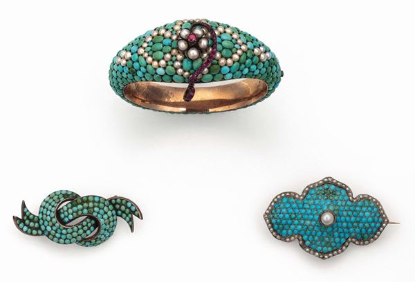 Lotto composto da tre gioielli vittoriani: un bracciale e due spille con turchesi, perline e paste vitree