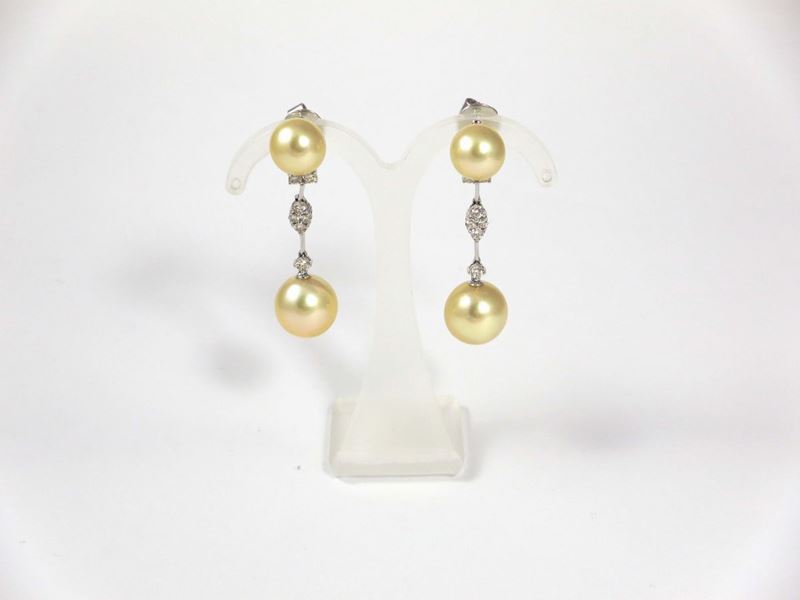 Orecchini pendenti con perle coltivate e diamanti  - Asta Gioielli - Asta Online - Cambi Casa d'Aste