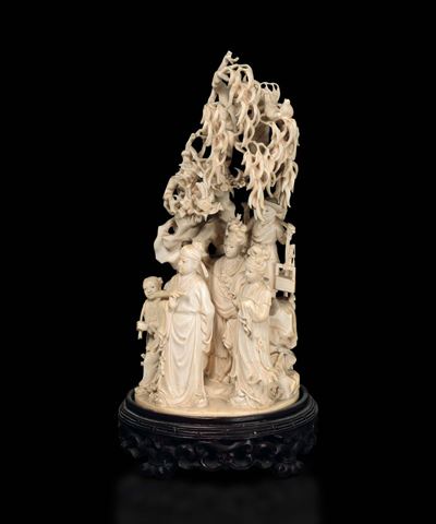 Gruppo Scolpito in Avorio Raffigurante Guanyin, Attendente e Fanciulla All'ombra di un Albero, Ci...