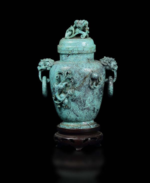 Vaso con coperchio in turchese con fiere a rilievo, Cina, Dinastia Qing, XVIII secolo