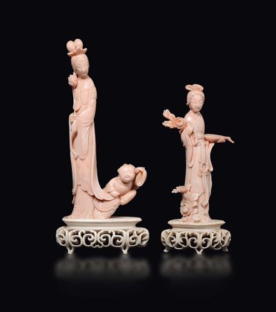 Due Piccoli Gruppi in Corallo Raffiguranti Guanyin con Basi in Avorio, Cina, Inizio XX Secolo