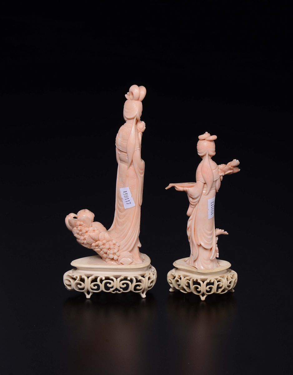 Due Piccoli Gruppi in Corallo Raffiguranti Guanyin con Basi in Avorio, Cina, Inizio XX Secolo