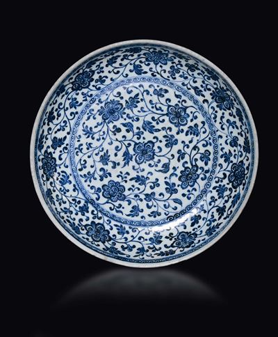 Piatto in Porcellana Bianca e Blu a Decoro Floreale, Cina, Dinastia Qing, XVIII Secolo