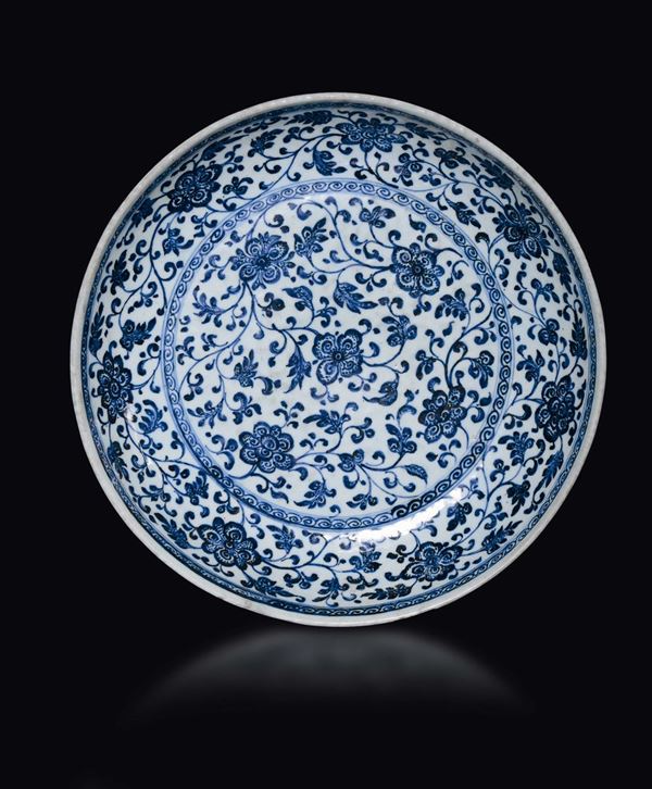 Piatto in porcellana bianca e blu a decoro floreale, Cina, Dinastia Qing, XVIII secolo