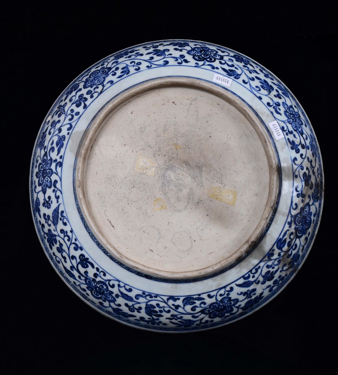 Piatto in Porcellana Bianca e Blu a Decoro Floreale, Cina, Dinastia Qing, XVIII Secolo