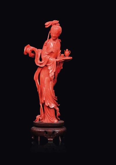 Figura di Guanyin con Vassoio Scolpita in Corallo, Cina, Inizio XX Secolo