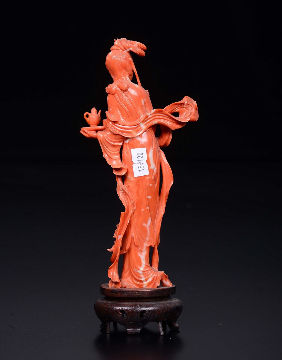 Figura di Guanyin con Vassoio Scolpita in Corallo, Cina, Inizio XX Secolo
