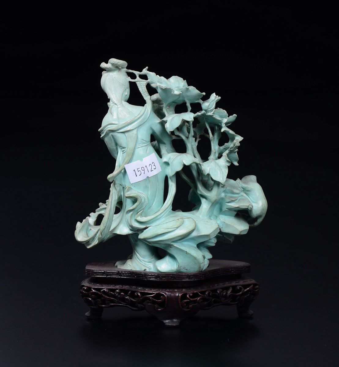 Gruppo in Turchese Raffigurante Guanyin con Rose e Gatto Sopra Roccia, Cina, Inizio XX Secolo